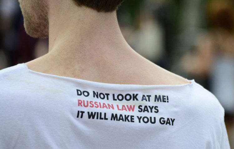 Do not look at me! Russian law says it will make you gay!
